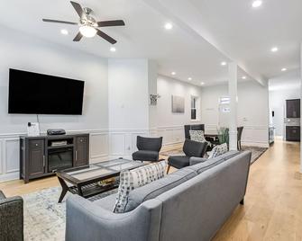 Beautifully Renovated House 10 mins from Downtown - Chicago - Sala de estar