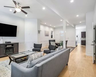 Beautifully Renovated House 10 Mins From - Chicago - Living room