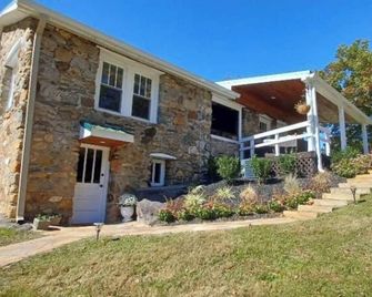 Cozy, stylish, country studio minutes from downtown Waynesville. - Waynesville - Budova