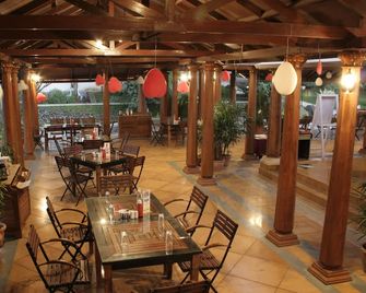 Manas Resort with Petting Zoo - Igatpuri - Restaurante