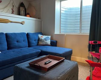 The Great Indoors! King, Twins, Tent & S'mores! - Twin Falls - Living room