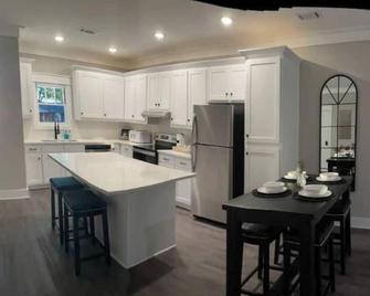 Charming Gainesville Townhome 3 - Gainesville - Kitchen