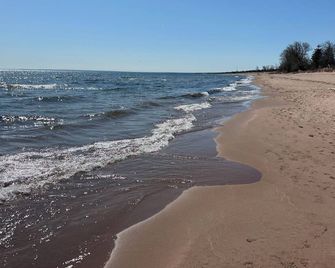 Beachfront Getaway on Park Point - Easy Walking Distance to Canal Park - Duluth - Playa