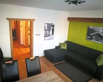 Stauders Zimmer und Ferienwohnungen - Mutters - Obývací pokoj