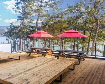 Goheung Beach Joeun Pension - Goheung - Patio