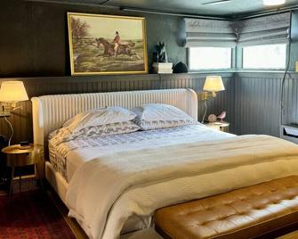 New King Guest Suite with Hot Tub, Fire Table & Private Deck! - Fayetteville - Bedroom