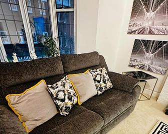 London- fast train to Marylebone 15-20 minutes - Gerrards Cross - Living room