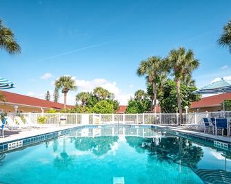 Island Sun Inn & Suites - Venice, Florida Historic Downtown & Beach Getaway - Venice - Piscina