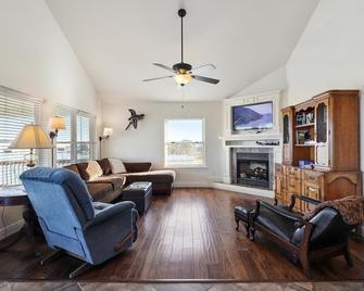 Black Dog Lodge & Fishing Charter- Waterfront! - Eden Isle - Living room