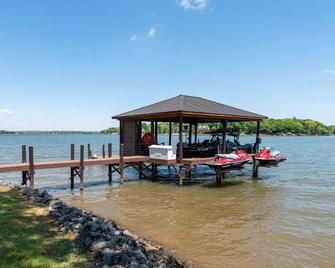 Waterfront lake cabin with 900+ft of shoreline - York