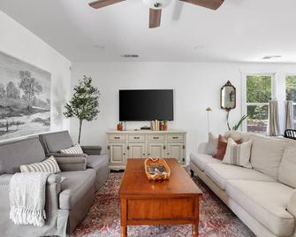 The Cayce Cottage | 3BR w/ Private Pool - Cayce - Living room