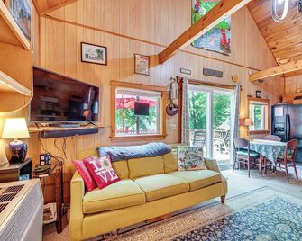 Denmark Waterfront Cabin with Dock and Charcoal Grill! - Denmark - Living room