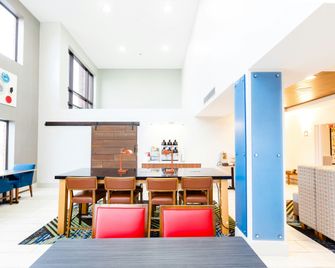 Holiday Inn Express & Suites Shelbyville By IHG - Shelbyville - Eetruimte