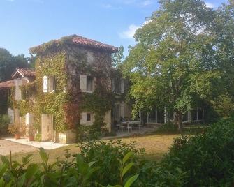 Enchanting stone farmhouse, pool, tennis court and several hectares of grounds. - Cologne - Edificio