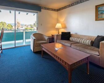 Perfect Getaway! 2 Comfortable Unit, Free Parking, Close Oakland Coliseum - Alameda - Living room