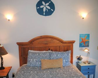 Romantic Riverfront Retreat with Covered Deck & Fire Pit-walk to Beach! - Seaside - Camera da letto