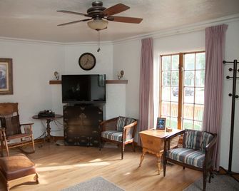 Great Home, Fully Furnished and a now a new sauna for after the days adventures! - Dolores - Sala de estar