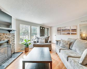 Creekside Catskills Getaway Near Hunter Mountain - Tannersville - Living room