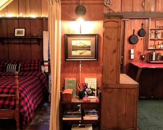 Cozy up in historic Cedarwood Cabin - Brightwood - Bedroom