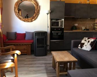 Bright Crossing Apartment In The Pedestrian City Center For 6 People - Barcelonnette - Wohnzimmer