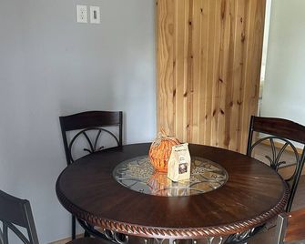 Lovely 2-bedroom apartment with AC in Thief River Falls overlooking the river. - Thief River Falls - Comedor