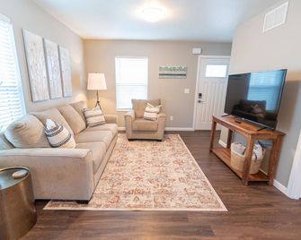 Full Kitchen, In-Suite Laundry, Wi-Fi, and Parking - Wasilla - Living room