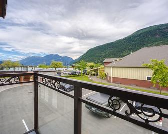 Harrison Grand Motel - Harrison Hot Springs - Balcón