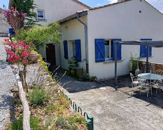 Gîte la côte des bleuets de Retourtour - Lamastre - Innenhof
