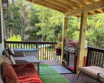 Cozy Modern Updated House in Catskills - South Fallsburg - Balcony