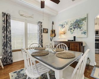 Pelican Place is a Waterfront Home on Historic First St on the Gulf of Mexico - Cedar Key - Comedor