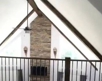 Welcome to the Hawk's Nest - 4 Season Cottage - Renfrew - Escaleras