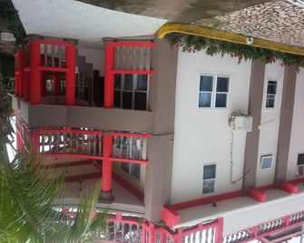 La Delphina B&B Bar and Grill Hotel - La Ceiba