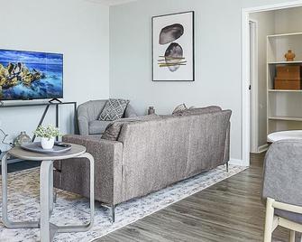 Landing at Three Rivers - Studio in Central Fort Wayne - Fort Wayne - Living room