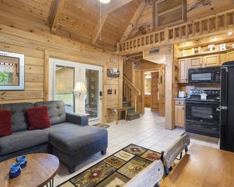 Minutes to Big Cedar-Real Log Cabin-Free Silver Dollar Tickets, Pvt Hot Tub, Lil Treehouse - Ridgedale - Living room