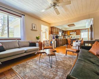 The Getaway Cabin w/Hot Tub, Sauna, Wi-Fi on ATV/Snowmobile Trails - Neillsville - Sala de estar