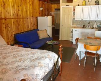 Cute, Quiet And Meticulously Kept. This Private Studio Is Close To Everything.\n - Brandon