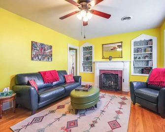 Colorful Roanoke Vacation Rental With Ho - Roanoke - Living room