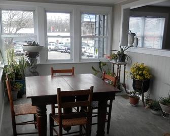 Spacious family-friendly 4-bedroom house in downtown Tell City - Tell City
