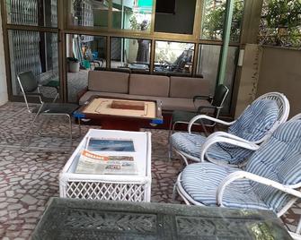 3 Bedrooms On First Floor Of A Bungalow. Good For 6 Adults, - Mumbai - Hàng hiên