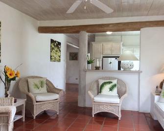 Luxurious Private Apartment with pool 4 minutes walk to Mullins Beach West Coast - Mullins - Living room