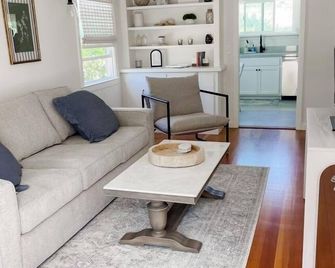 Cozy vineyard retreat walking distance to downtown St. Helena. - Saint Helena - Salon