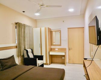 Virksham Hotel - Coimbatore - Soverom