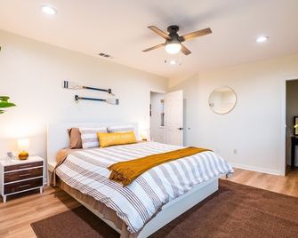 Cozy 3BR Renovated Home with Scenic Views! Near Downtown/Airport/Gaslamp Quarter - סן דייגו - חדר שינה