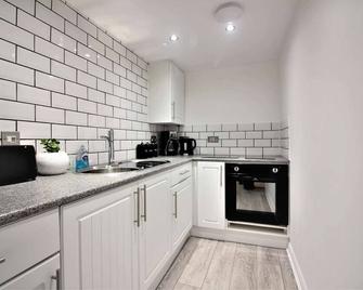 Star Apartment - Ipswich - Kitchen