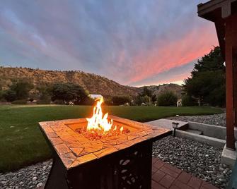 Luxury idyllic guesthouse w/ Mt Hood views, patio w/gas fire-pit, and gardens! - The Dalles - Terasa