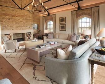 Situated on the Burghley Estate, The Dairy offers luxury accommodation for up to 20 guests in stunni - Stamford - Huiskamer