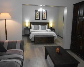 Oakwood Lodge - Bloemfontein - Bedroom