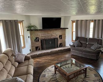 Grand Mesa stay with hunting, fishing, horse trials, biking only minutes away! - Mesa - Sala de estar