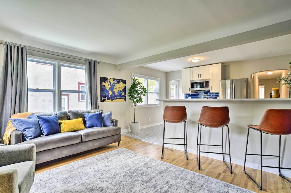 Cozy Home WiFi, Parking, 5 Mi to Dtwn Mpls! - Minneapolis - Living room
