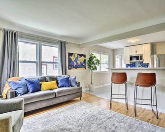 Cozy Home WiFi, Parking, 5 Mi to Dtwn Mpls! - Minneapolis - Living room